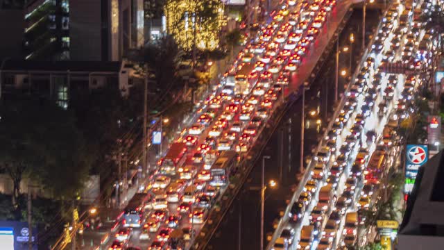 日日夜夜，萨顿路的交通繁忙。车辆在交通阻塞中的延时时间