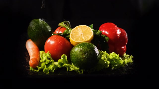 详情图-在黑色背景下清洗蔬菜做沙拉