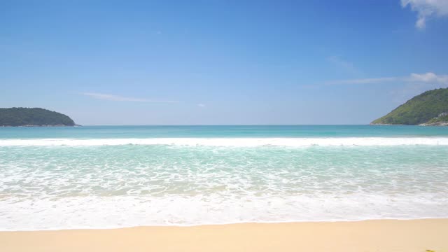 泰国普吉岛旅游。自然视频普吉岛海滩海。夏日的海滩海景，海滩海空间区域。在泰国普吉岛的卡伦海滩。自然和旅游的概念。