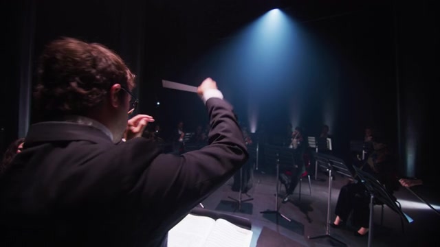 詳情圖-導(dǎo)演指導(dǎo)交響樂(lè)團(tuán)與表演者帶著醫(yī)用防護(hù)面具演奏小提琴、大提琴和小號(hào)的經(jīng)典戲劇的電影鏡頭