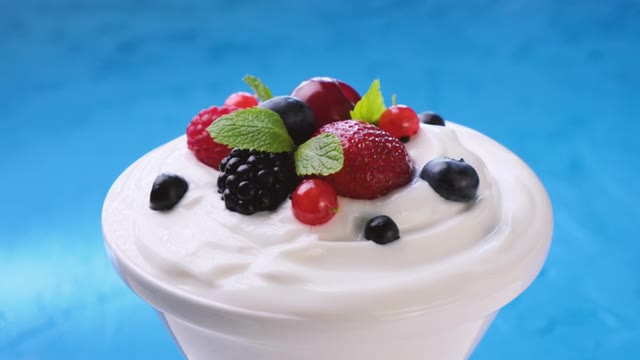 详情图-一碗野莓酸奶:草莓、蓝莓、覆盆子