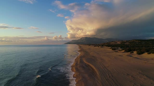鸟瞰清澈的绿松石大海和波浪
