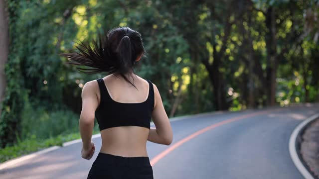 慢鏡頭美女在公園里鍛煉，跑步，慢跑