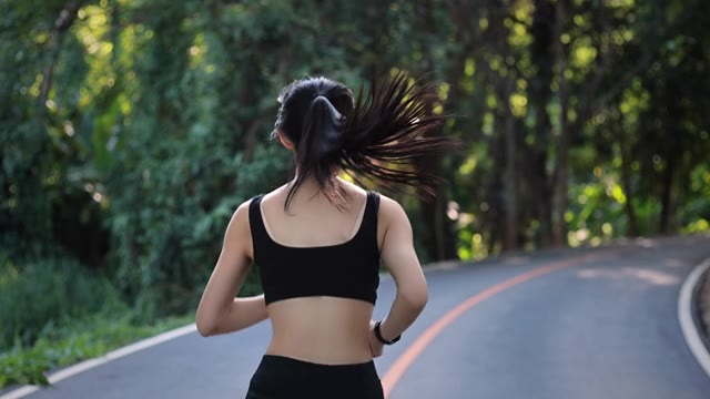 详情图-慢镜头美女在公园里锻炼，跑步，慢跑