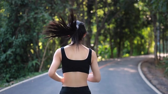 详情图-慢镜头美女在公园里锻炼，跑步，慢跑