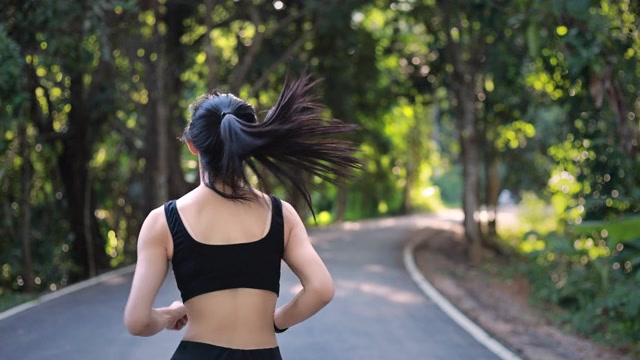 详情图-慢镜头美女在公园里锻炼，跑步，慢跑
