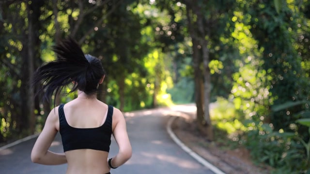 详情图-慢镜头美女在公园里锻炼，跑步，慢跑