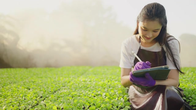詳情圖-亞洲婦女正在用藥片檢查身體狀況。