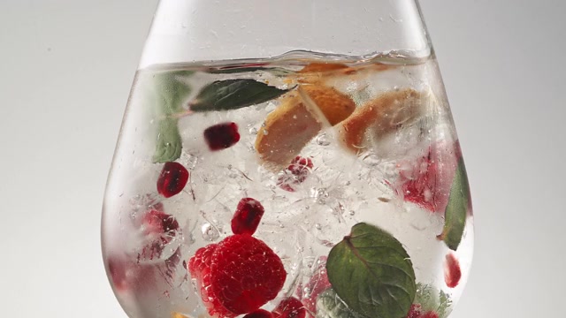 详情图-激动人心的鸡尾酒
