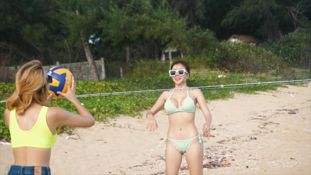 详情图-美女亚洲女子沙滩排球选手和一个女孩快乐的在一起