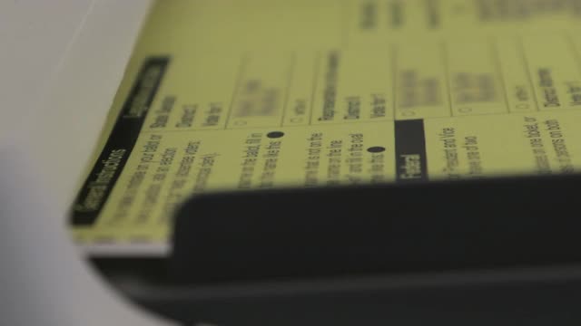 美国大选通过数字计票机4K视频处理选票