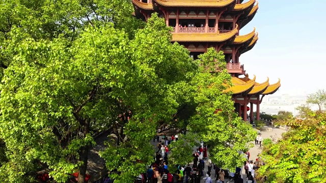 无人机在中国武汉黄鹤楼上空飞行的美景(黄鹤楼)