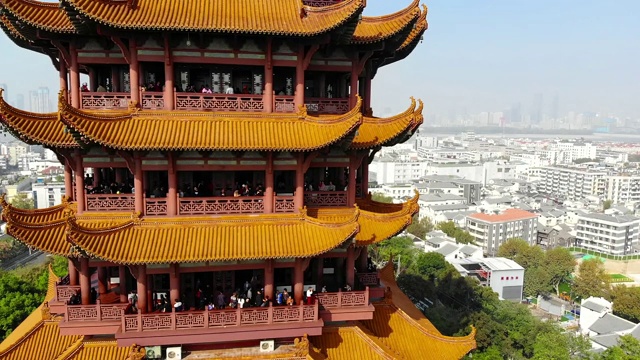 无人机在中国武汉黄鹤楼上空飞行的美景(黄鹤楼)