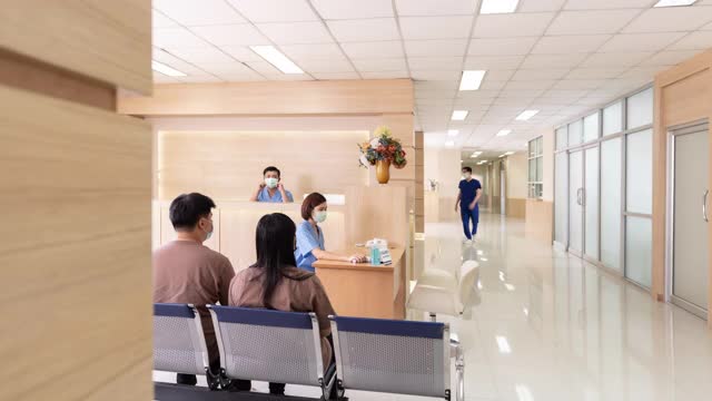 4K超高清多莉运动延时:医院走廊和急症区挤满了医生、护士和病人。医院保健理念。
