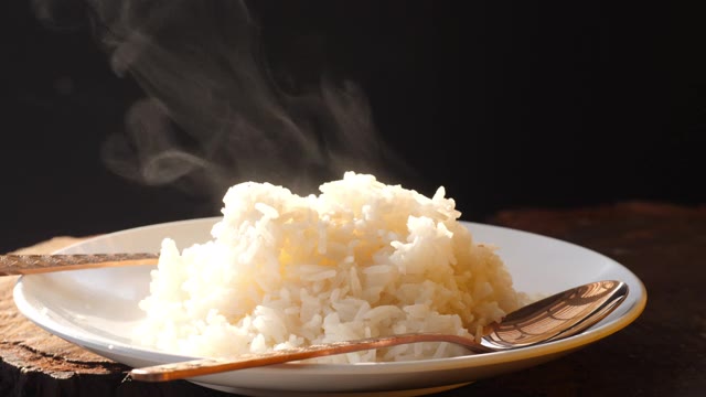 詳情圖-以煙炒飯，以白碟蓋黑碟。慢動(dòng)作