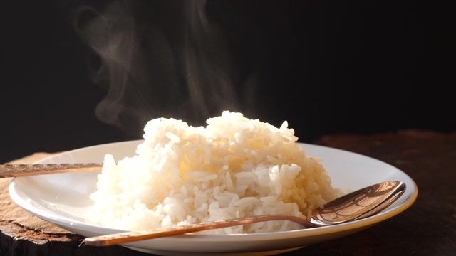 詳情圖-以煙炒飯，以白碟蓋黑碟。慢動(dòng)作