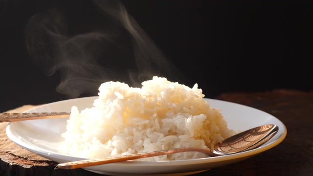 詳情圖-以煙炒飯，以白碟蓋黑碟。慢動(dòng)作