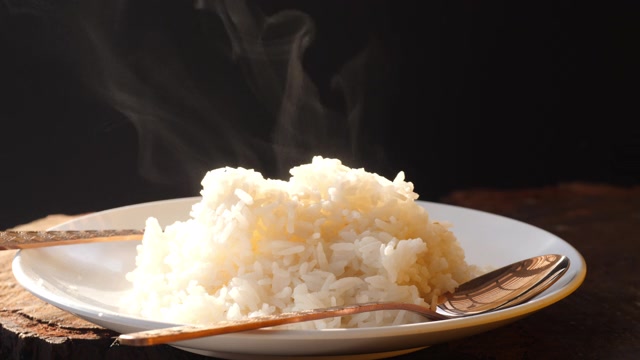 詳情圖-以煙炒飯，以白碟蓋黑碟。慢動(dòng)作