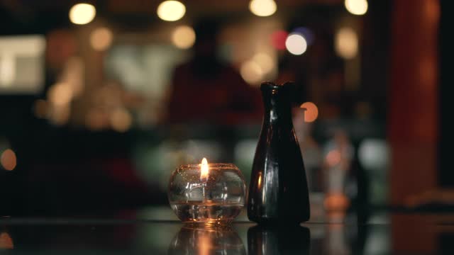 餐厅桌上的蜡烛