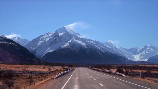 詳情圖-一條又長又直的路通向一座巨大的雪山。去新西蘭庫克山的路。(觀點)