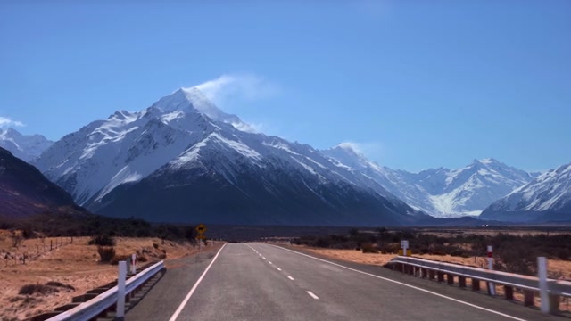 詳情圖-一條又長又直的路通向一座巨大的雪山。去新西蘭庫克山的路。(觀點)