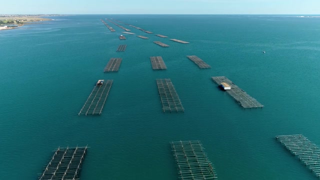 詳情圖-西班牙海岸附近的牡蠣養(yǎng)殖場上空的無人機鳥瞰圖。我們可以在4K的地平線上看到地中海