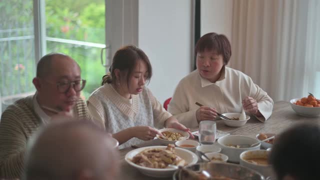 中国母亲和女儿多代同堂在除夕享受团圆饭