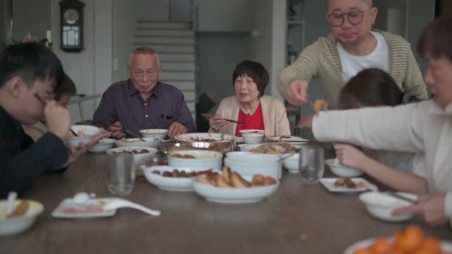 中国多代同堂的一家人在除夕夜吃团圆饭