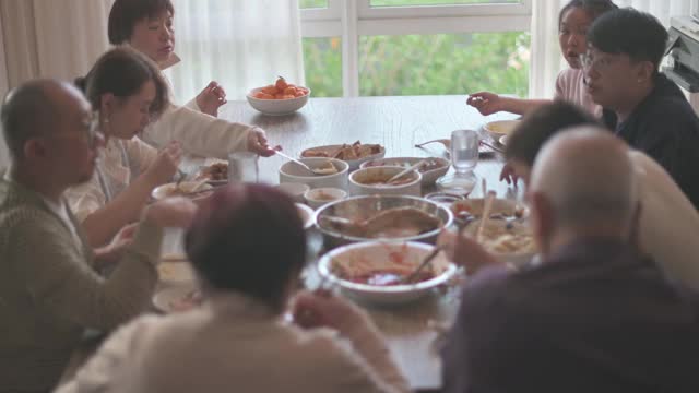 中国多代同堂的一家人在除夕夜吃团圆饭