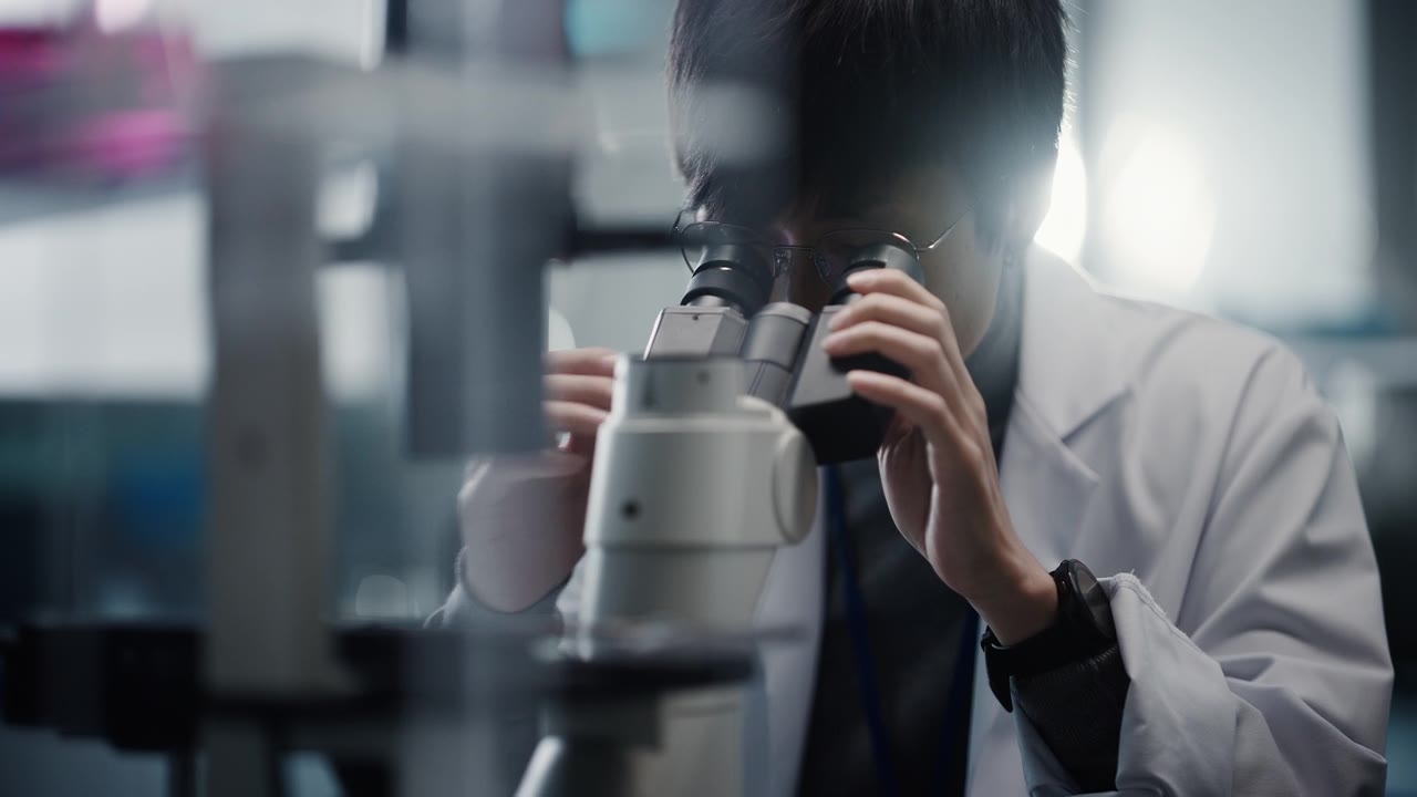 详情图-医学发展实验室:东亚科学家在显微镜下观察的肖像，分析培养皿样本。大型制药实验室从事医学、生物技术、微生物学、药物研究