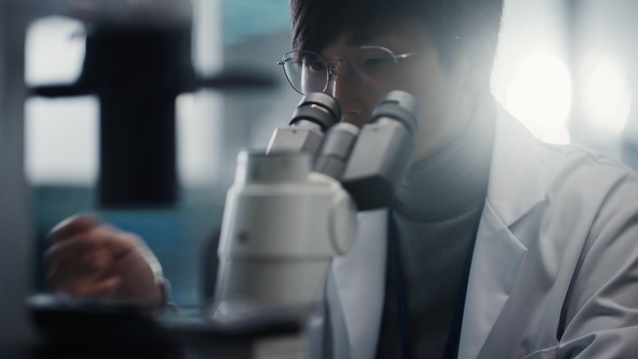 详情图-医学发展实验室:东亚科学家在显微镜下观察的肖像，分析培养皿样本。大型制药实验室从事医学、生物技术、微生物学、药物研究