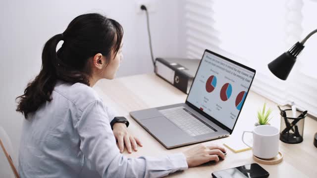 女商人在笔记本电脑上工作，等待加载电脑，却发现电脑被勒索间谍病毒感染