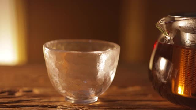 亚洲传统健康饮品，将茶倒入茶杯中