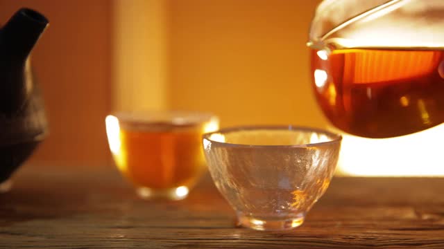 亚洲传统健康饮品，将茶倒入茶杯中