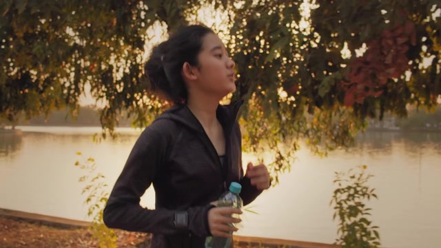 詳情圖-迷人的亞洲少女在公園里跑步。年輕女子晨跑鍛煉。