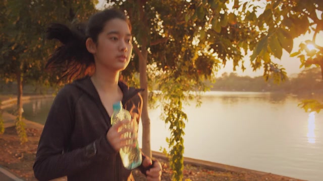 詳情圖-迷人的亞洲少女在公園里跑步。年輕女子晨跑鍛煉。