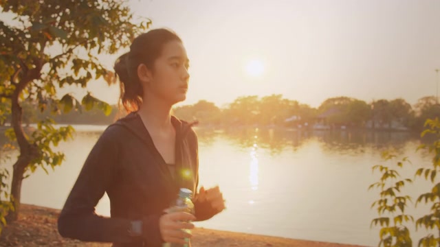詳情圖-迷人的亞洲少女在公園里跑步。年輕女子晨跑鍛煉。