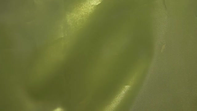 黄色丝绸在风中飘动的特写和慢镜头