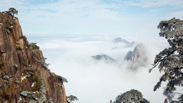 时间流逝，雾环绕着中国的黄山(黄山)