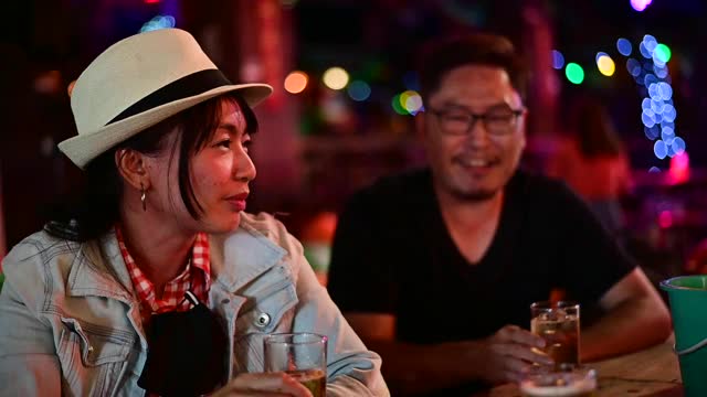 快乐的朋友们在啤酒厂酒吧餐厅喝酒、敬酒的慢镜头