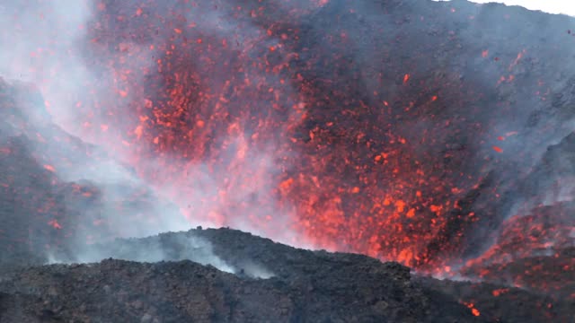 Fimvorduhals火山喷发的特写。