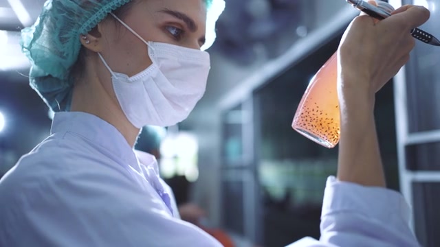 详情图-女人检查质量