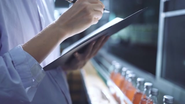 详情图-女人检查质量