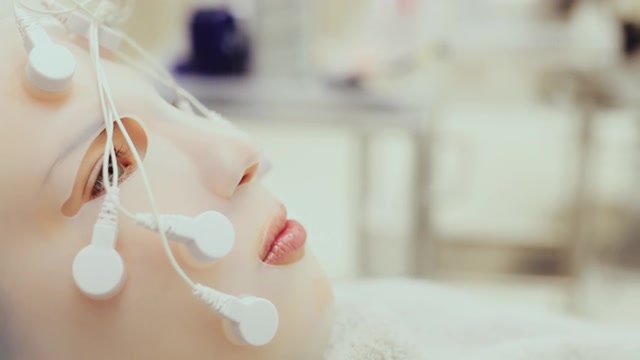 詳情圖-使用振動(dòng)面罩進(jìn)行面部按摩。特寫鏡頭。