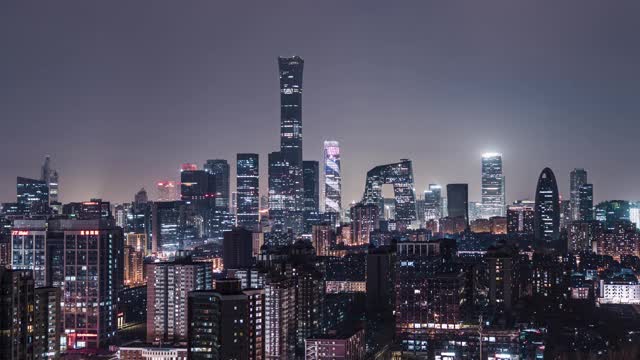 T/L鸟瞰图北京天际线和市中心在晚上/北京，中国