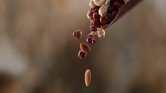 詳情圖-用勺子舀出堅(jiān)果和漿果的健康混合物