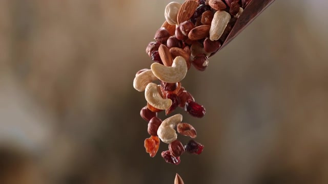 詳情圖-用勺子舀出堅(jiān)果和漿果的健康混合物