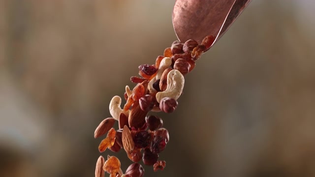 詳情圖-用勺子舀出堅(jiān)果和漿果的健康混合物