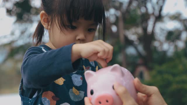 拿着存钱罐的女孩