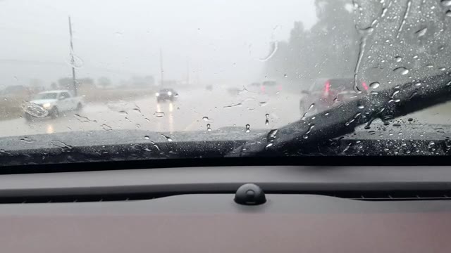 详情图-在暴雨中，高速公路司机POV穿过雨滴汽车的挡风玻璃。